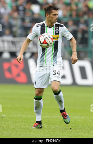 Mönchengladbach, Deutschland, April 26,2015, Sport, Fußball, Bandesliga, Spieltag 30, Borussia Moenchengladbach Vs VfL Wolfsburg: Granit Qualifikationsspiel (Mönchengladbach) steuert den Ball. Bildnachweis: Jürgen Schwarz/Alamy Live-Nachrichten Stockfoto