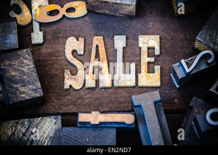 Das Wort Verkauf in rostigem Metall-Lettern umgeben von Vintage aus Holz und Metall Buchdruck Art geschrieben. Stockfoto