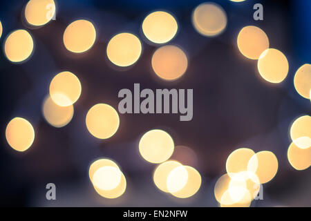Gelbe defokussierten Lichter über einen weichen blau und rosa Hintergrund Stockfoto