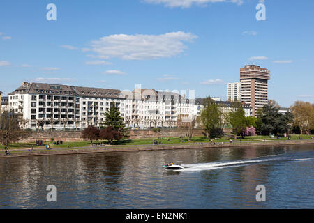 Blick über den Main und wohnen am Wasser-Gebäude in Frankfurt Main, Deutschland Stockfoto