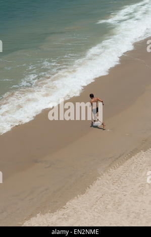 Eine Person läuft auf den Strand von Tel Aviv Stockfoto