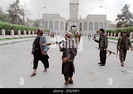 Afghanischen Mudschaheddin-Kämpfer mit Jamayat-E-Islami geben Sie den Präsidentenpalast und Suche nach afghanische Soldaten, wie sie Kontrolle über die Hauptstadt 18. April 1992 in Kabul, Afghanistan. Der Jamayat-E-Islami waren die ersten, Kabul eingeben und übernahm die Kontrolle über die meisten strategischen Gebäuden in der Stadt. Stockfoto