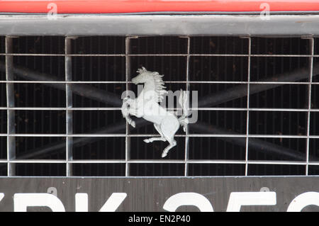 Vintage Ferrari Pferd Emblem auf dem Grill, springende Pferd Emblem Stockfoto