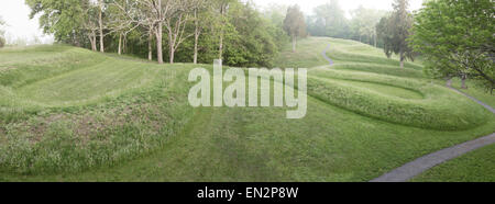 Serpent Mound mit morgendlichen Nebel und Wolken Stockfoto