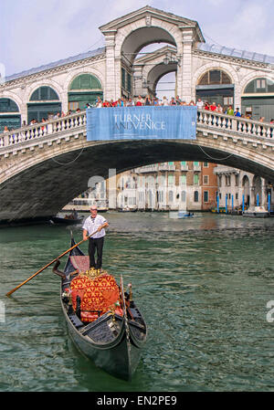 Venedig, Provinz Venedig, Italien. 7. Oktober 2004. Ein Gondoliere Polen seine traditionelle Gondel auf dem Canale Grande als Touristen-Uhr aus der berühmten Rialto-Brücke (Ponte di Rialto). Ein UNESCO-Weltkulturerbe, Venedig zählt zu den beliebtesten internationalen Reisezielen. © Arnold Drapkin/ZUMA Draht/Alamy Live-Nachrichten Stockfoto