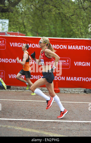 London, UK. 26. April 2015. Paula Radcliffe nähert sich der Ziellinie während ihrer letzten laufen beim Jungfrau-Geld-London-Marathon. Bildnachweis: Michael Preston/Alamy Live-Nachrichten Stockfoto