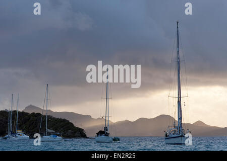 Segelboote verankert für den Abend, Tobago Cays Marine Park, Grenadinen Stockfoto