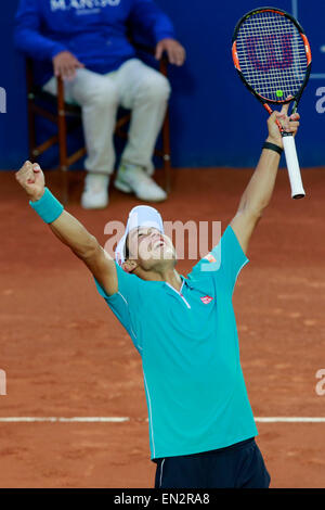 Barcelona. 26. April 2015. Japans Kei Nishikori feiert nach dem Sieg der ATP Barcelona Open Tennisturnier "Conde de Godo" in Barcelona, Spanien am 26. April 2015. Kei Nishikori schlagen Spaniens Pablo Andujar im Finale gegen seinen Titel zu verteidigen. Bildnachweis: Pau Barrena/Xinhua/Alamy Live-Nachrichten Stockfoto