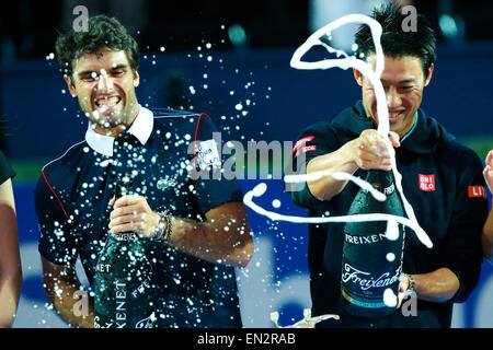 Barcelona. 26. April 2015. Japans Kei Nishikori (R) feiert mit Spaniens Pablo Andujar mit Champagner nach dem Gewinn der ATP Barcelona Open Tennisturnier "Conde de Godo" in Barcelona, Spanien am 26. April 2015. Kei Nishikori schlagen Spaniens Pablo Andujar im Finale gegen seinen Titel zu verteidigen. Bildnachweis: Pau Barrena/Xinhua/Alamy Live-Nachrichten Stockfoto