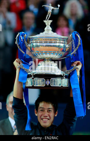 Barcelona. 26. April 2015. Japans Kei Nishikori hält die Trophäe nach dem Gewinn der ATP Barcelona Open Tennisturnier "Conde de Godo" in Barcelona, Spanien am 26. April 2015. Kei Nishikori schlagen Spaniens Pablo Andujar im Finale gegen seinen Titel zu verteidigen. Bildnachweis: Pau Barrena/Xinhua/Alamy Live-Nachrichten Stockfoto