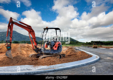 ein Bagger in einem Neubaugebiet bauen Straße Stockfoto