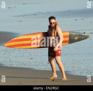 Schauspieler Seth Rogen ist Schloss und am Strand und bereit für den neuen Film "Zeroville" Dreharbeiten in Malibu Ca Surfen geladen. Der Komiker wurde gesehen, ein Surfbrett und 2 Pistolen in ihrer Holster mit Badehose halten, während der Dreharbeiten zu einer Sonnenuntergang Szene am Strand. Der neue Film ist auch produziert und unter der Regie von seinen guten Kumpel James Franco.  Mitwirkende: Seth Rogen Where: Malibu, Kalifornien, Vereinigte Staaten, wann: 22. Oktober 2014 Stockfoto