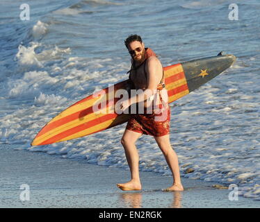 Schauspieler Seth Rogen ist Schloss und am Strand und bereit für den neuen Film "Zeroville" Dreharbeiten in Malibu Ca Surfen geladen. Der Komiker wurde gesehen, ein Surfbrett und 2 Pistolen in ihrer Holster mit Badehose halten, während der Dreharbeiten zu einer Sonnenuntergang Szene am Strand. Der neue Film ist auch produziert und unter der Regie von seinen guten Kumpel James Franco.  Mitwirkende: Seth Rogen Where: Malibu, Kalifornien, Vereinigte Staaten, wann: 22. Oktober 2014 Stockfoto