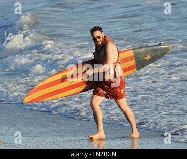 Schauspieler Seth Rogen ist Schloss und am Strand und bereit für den neuen Film "Zeroville" Dreharbeiten in Malibu Ca Surfen geladen. Der Komiker wurde gesehen, ein Surfbrett und 2 Pistolen in ihrer Holster mit Badehose halten, während der Dreharbeiten zu einer Sonnenuntergang Szene am Strand. Der neue Film ist auch produziert und unter der Regie von seinen guten Kumpel James Franco.  Mitwirkende: Seth Rogen Where: Malibu, Kalifornien, Vereinigte Staaten, wann: 22. Oktober 2014 Stockfoto