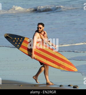 Schauspieler Seth Rogen ist Schloss und am Strand und bereit für den neuen Film "Zeroville" Dreharbeiten in Malibu Ca Surfen geladen. Der Komiker wurde gesehen, ein Surfbrett und 2 Pistolen in ihrer Holster mit Badehose halten, während der Dreharbeiten zu einer Sonnenuntergang Szene am Strand. Der neue Film ist auch produziert und unter der Regie von seinen guten Kumpel James Franco.  Mitwirkende: Seth Rogen Where: Malibu, Kalifornien, Vereinigte Staaten, wann: 22. Oktober 2014 Stockfoto