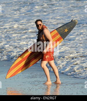 Schauspieler Seth Rogen ist Schloss und am Strand und bereit für den neuen Film "Zeroville" Dreharbeiten in Malibu Ca Surfen geladen. Der Komiker wurde gesehen, ein Surfbrett und 2 Pistolen in ihrer Holster mit Badehose halten, während der Dreharbeiten zu einer Sonnenuntergang Szene am Strand. Der neue Film ist auch produziert und unter der Regie von seinen guten Kumpel James Franco.  Mitwirkende: Seth Rogen Where: Malibu, Kalifornien, Vereinigte Staaten, wann: 22. Oktober 2014 Stockfoto