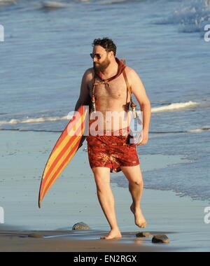 Schauspieler Seth Rogen ist Schloss und am Strand und bereit für den neuen Film "Zeroville" Dreharbeiten in Malibu Ca Surfen geladen. Der Komiker wurde gesehen, ein Surfbrett und 2 Pistolen in ihrer Holster mit Badehose halten, während der Dreharbeiten zu einer Sonnenuntergang Szene am Strand. Der neue Film ist auch produziert und unter der Regie von seinen guten Kumpel James Franco.  Mitwirkende: Seth Rogen Where: Malibu, Kalifornien, Vereinigte Staaten, wann: 22. Oktober 2014 Stockfoto