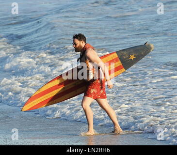 Schauspieler Seth Rogen ist Schloss und am Strand und bereit für den neuen Film "Zeroville" Dreharbeiten in Malibu Ca Surfen geladen. Der Komiker wurde gesehen, ein Surfbrett und 2 Pistolen in ihrer Holster mit Badehose halten, während der Dreharbeiten zu einer Sonnenuntergang Szene am Strand. Der neue Film ist auch produziert und unter der Regie von seinen guten Kumpel James Franco.  Mitwirkende: Seth Rogen Where: Malibu, Kalifornien, Vereinigte Staaten, wann: 22. Oktober 2014 Stockfoto