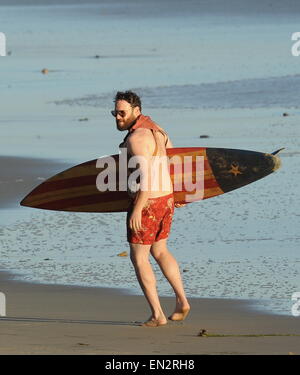 Schauspieler Seth Rogen ist Schloss und am Strand und bereit für den neuen Film "Zeroville" Dreharbeiten in Malibu Ca Surfen geladen. Der Komiker wurde gesehen, ein Surfbrett und 2 Pistolen in ihrer Holster mit Badehose halten, während der Dreharbeiten zu einer Sonnenuntergang Szene am Strand. Der neue Film ist auch produziert und unter der Regie von seinen guten Kumpel James Franco.  Mitwirkende: Seth Rogen Where: Malibu, Kalifornien, Vereinigte Staaten, wann: 22. Oktober 2014 Stockfoto