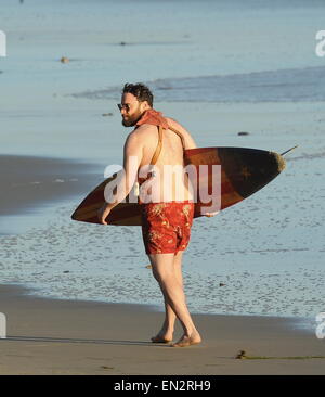 Schauspieler Seth Rogen ist Schloss und am Strand und bereit für den neuen Film "Zeroville" Dreharbeiten in Malibu Ca Surfen geladen. Der Komiker wurde gesehen, ein Surfbrett und 2 Pistolen in ihrer Holster mit Badehose halten, während der Dreharbeiten zu einer Sonnenuntergang Szene am Strand. Der neue Film ist auch produziert und unter der Regie von seinen guten Kumpel James Franco.  Mitwirkende: Seth Rogen Where: Malibu, Kalifornien, Vereinigte Staaten, wann: 22. Oktober 2014 Stockfoto