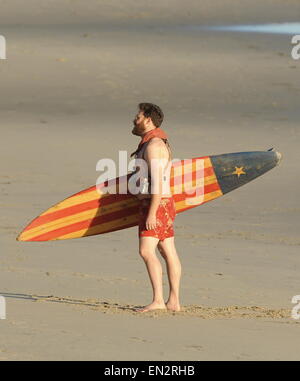 Schauspieler Seth Rogen ist Schloss und am Strand und bereit für den neuen Film "Zeroville" Dreharbeiten in Malibu Ca Surfen geladen. Der Komiker wurde gesehen, ein Surfbrett und 2 Pistolen in ihrer Holster mit Badehose halten, während der Dreharbeiten zu einer Sonnenuntergang Szene am Strand. Der neue Film ist auch produziert und unter der Regie von seinen guten Kumpel James Franco.  Mitwirkende: Seth Rogen Where: Malibu, Kalifornien, Vereinigte Staaten, wann: 22. Oktober 2014 Stockfoto