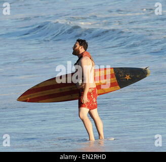 Schauspieler Seth Rogen ist Schloss und am Strand und bereit für den neuen Film "Zeroville" Dreharbeiten in Malibu Ca Surfen geladen. Der Komiker wurde gesehen, ein Surfbrett und 2 Pistolen in ihrer Holster mit Badehose halten, während der Dreharbeiten zu einer Sonnenuntergang Szene am Strand. Der neue Film ist auch produziert und unter der Regie von seinen guten Kumpel James Franco.  Mitwirkende: Seth Rogen Where: Malibu, Kalifornien, Vereinigte Staaten, wann: 22. Oktober 2014 Stockfoto