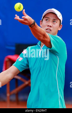 Barcelona. 26. April 2015. Japans Kei Nishikori dient den Ball im Finale gegen Spanien Pablo Andujar bei den ATP Barcelona Open Tennisturnier "Conde de Godo" in Barcelona, Spanien am 26. April 2015. Kei Nishikori schlagen Spaniens Pablo Andujar im Finale gegen seinen Titel zu verteidigen. Bildnachweis: Pau Barrena/Xinhua/Alamy Live-Nachrichten Stockfoto