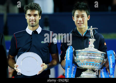 Barcelona. 26. April 2015. Japans Kei Nishikori (R) posiert mit Spaniens Pablo Andujar nach dem Gewinn der ATP Barcelona Open Tennisturnier "Conde de Godo" in Barcelona, Spanien am 26. April 2015. Kei Nishikori schlagen Spaniens Pablo Andujar im Finale gegen seinen Titel zu verteidigen. Bildnachweis: Pau Barrena/Xinhua/Alamy Live-Nachrichten Stockfoto