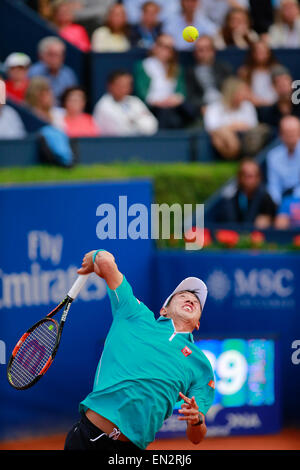 Barcelona. 26. April 2015. Japans Kei Nishikori dient während des Finales gegen Spaniens Pablo Andujar bei den ATP Barcelona Open Tennisturnier "Conde de Godo" in Barcelona, Spanien am 26. April 2015. Kei Nishikori schlagen Spaniens Pablo Andujar im Finale gegen seinen Titel zu verteidigen. Bildnachweis: Pau Barrena/Xinhua/Alamy Live-Nachrichten Stockfoto