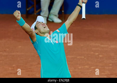 Barcelona. 26. April 2015. Japans Kei Nishikori feiert nach dem Sieg der ATP Barcelona Open Tennisturnier "Conde de Godo" in Barcelona, Spanien am 26. April 2015. Kei Nishikori schlagen Spaniens Pablo Andujar im Finale gegen seinen Titel zu verteidigen. Bildnachweis: Pau Barrena/Xinhua/Alamy Live-Nachrichten Stockfoto