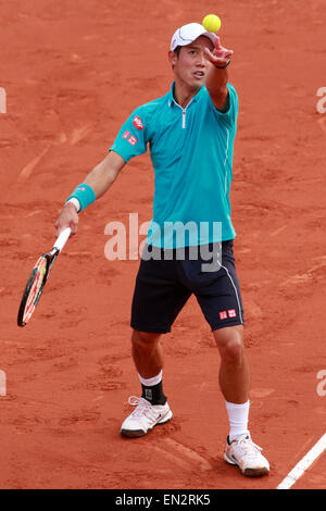 Barcelona. 26. April 2015. Japans Kei Nishikori dient den Ball im Finale gegen Spanien Pablo Andujar bei den ATP Barcelona Open Tennisturnier "Conde de Godo" in Barcelona, Spanien am 26. April 2015. Kei Nishikori schlagen Spaniens Pablo Andujar im Finale gegen seinen Titel zu verteidigen. Bildnachweis: Pau Barrena/Xinhua/Alamy Live-Nachrichten Stockfoto