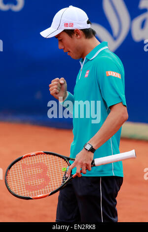 Barcelona. 26. April 2015. Japans Kei Nishikori reagiert während des Finales gegen Spaniens Pablo Andujar bei den ATP Barcelona Open Tennisturnier "Conde de Godo" in Barcelona, Spanien am 26. April 2015. Kei Nishikori schlagen Spaniens Pablo Andujar im Finale gegen seinen Titel zu verteidigen. Bildnachweis: Pau Barrena/Xinhua/Alamy Live-Nachrichten Stockfoto