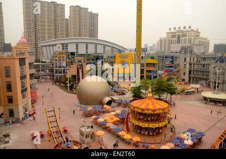 Bauarbeiter China - New South China Mall, Dongguan China. Das größte Einkaufszentrum der Welt / frühere berüchtigte Geistermeile Stockfoto