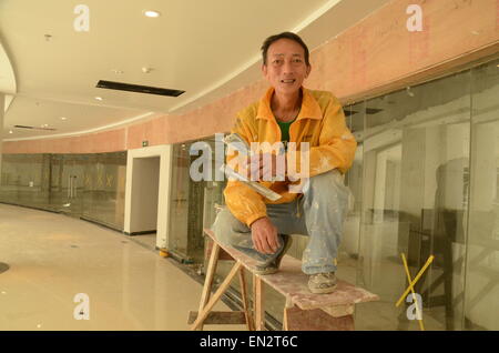 Bauarbeiter China - New South China Mall, Dongguan China. Das größte Einkaufszentrum der Welt / frühere berüchtigte Geistermeile Stockfoto