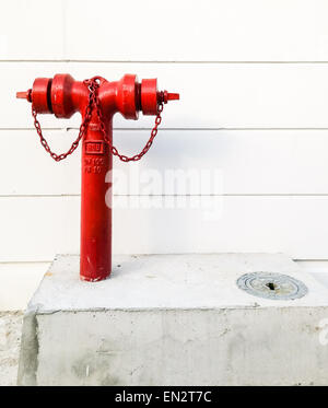 Schlanke Hydranten in der Nähe der Wand der städtische Siedlung. Stockfoto