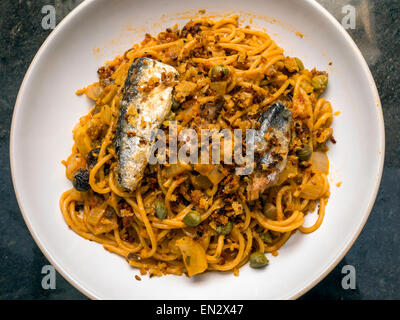 Sizilianischen essen Spaghetti Pasta Con le Sarde mit Sardinen Fenchel Zwiebeln Sardellen und geröstetem Brot Krümel Stockfoto