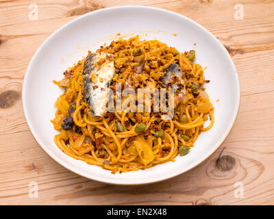 Sizilianischen essen Spaghetti Pasta Con le Sarde mit Sardinen Fenchel Zwiebeln Sardellen und geröstetem Brot Krümel Stockfoto