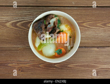 Nikujaga-japanisches Gericht aus Fleisch, Kartoffeln und Zwiebeln gedünstet in gezuckerte Soja-Sauce Stockfoto