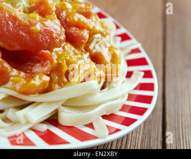 Paprikasch - traditionelle ungarische Hähnchen in Paprika-Sahne-Sauce gekocht. Nudeln serviert. Stockfoto