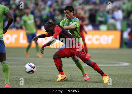 Seattle, Washington, USA. 26. April 2015. Gonzalo Pineda (8) versucht, Diego Chara (21) Kante in den 1: 0-Sieg von Seattle Sounders am 26. April 2015 in Seattle bei CenturyLink Field. (Sean Brown/CSM Credit: Cal Sport Media/Alamy Live-Nachrichten Stockfoto