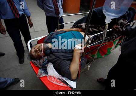 Kathmandu, Nepal. 26. April 2015. Eine verletzte japanische Bergsteiger wird von dem Lawinenfeld Mount Qomolangma in Kathmandu, Nepal, 26. April 2015 übertragen. Die Leichen von 18 Bergsteiger wurden in Mount Qomolangma nach dem Beben ausgelösten Lawine geborgen. Bildnachweis: Pratap Thapa/Xinhua/Alamy Live-Nachrichten Stockfoto