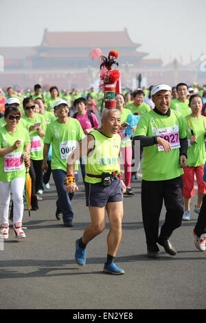 Peking, Peking, CHN, China. 26. April 2015. Shanghai, CHINA - 26. April 2015: (Nur zur redaktionellen Verwendung. CHINA aus) über 20.000 laufende Liebhaber an Beijing International Running Festival 2015 teilnehmen. Bildnachweis: SIPA Asien/ZUMA Draht/Alamy Live-Nachrichten Stockfoto