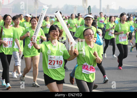 Peking, Peking, CHN, China. 26. April 2015. Shanghai, CHINA - 26. April 2015: (Nur zur redaktionellen Verwendung. CHINA aus) über 20.000 laufende Liebhaber an Beijing International Running Festival 2015 teilnehmen. Bildnachweis: SIPA Asien/ZUMA Draht/Alamy Live-Nachrichten Stockfoto