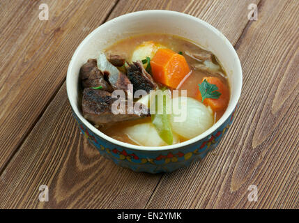 Nikujaga-japanisches Gericht aus Fleisch, Kartoffeln und Zwiebeln gedünstet in gezuckerte Soja-Sauce Stockfoto