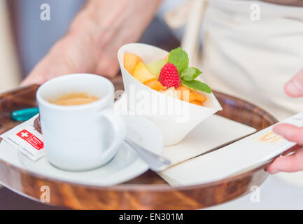 Gesundes Dessert mit Obstsalat und Kaffee Stockfoto