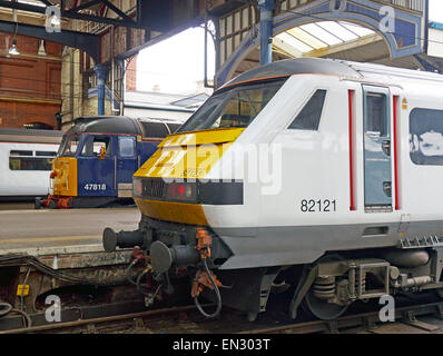 Abellio größere Anglia Klasse 82 e-Lok an der Spitze eines Zuges arrived just in Norwich Bahnhof aus London. Stockfoto