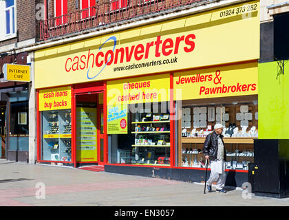 Asiatischer Mann draußen Zweig der Cash Converters, England UK Stockfoto