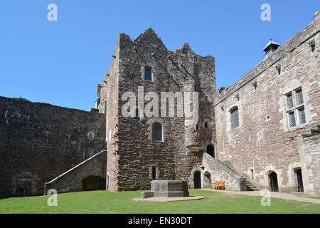 DOUNE CASTLE COURTYARD, STIRLING, Schottland - 23. April 2015: der Innenhof des Schlosses Ende des 14. Jahrhunderts Stockfoto