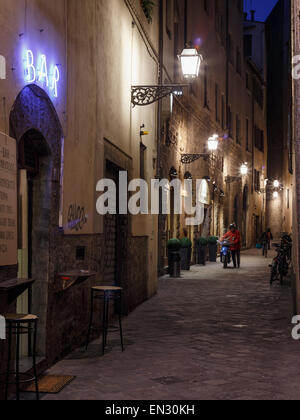 Eine Gasse mit einer kleinen Bar in der Nacht, Florenz, Toskana, Italien. Stockfoto