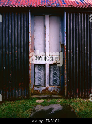 Eine alte Wellpappe Zinn Hütte neben Kyle of Tongue Youth Hostel, Sutherland, Schottland, UK Stockfoto